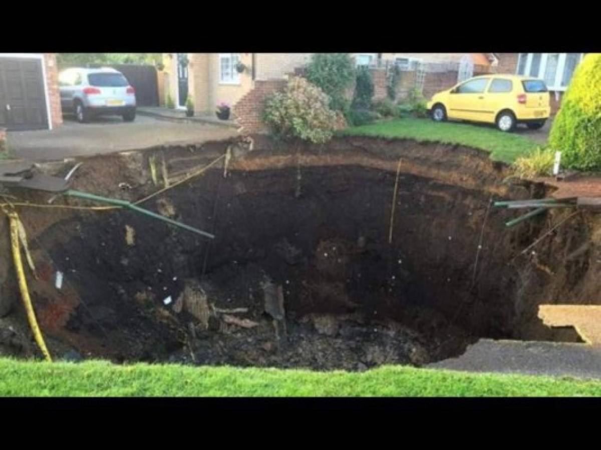 Agujero se traga jardín