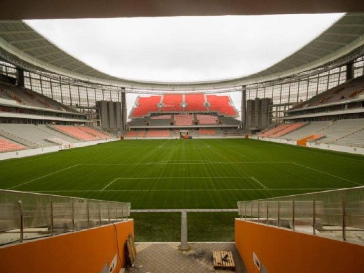 En Ekaterimburgo, unas tribunas... ¡fuera del estadio! 