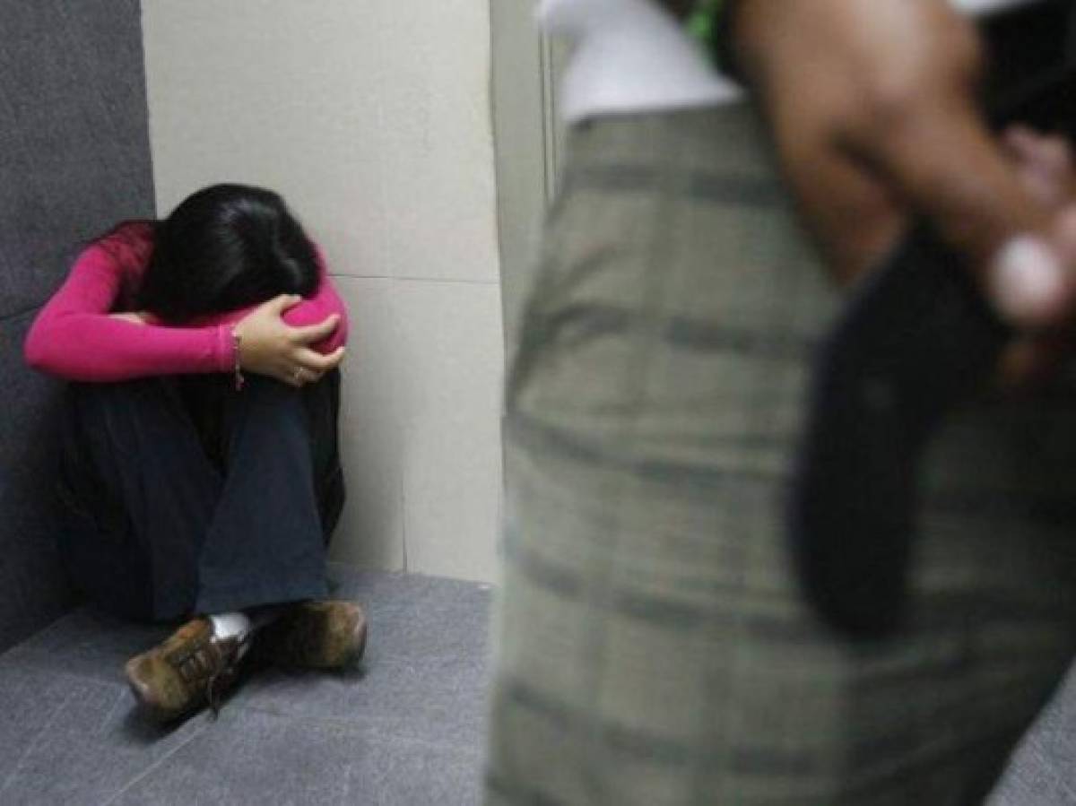 Dictan 15 años de cárcel a madre que prostituía a sus hijas
