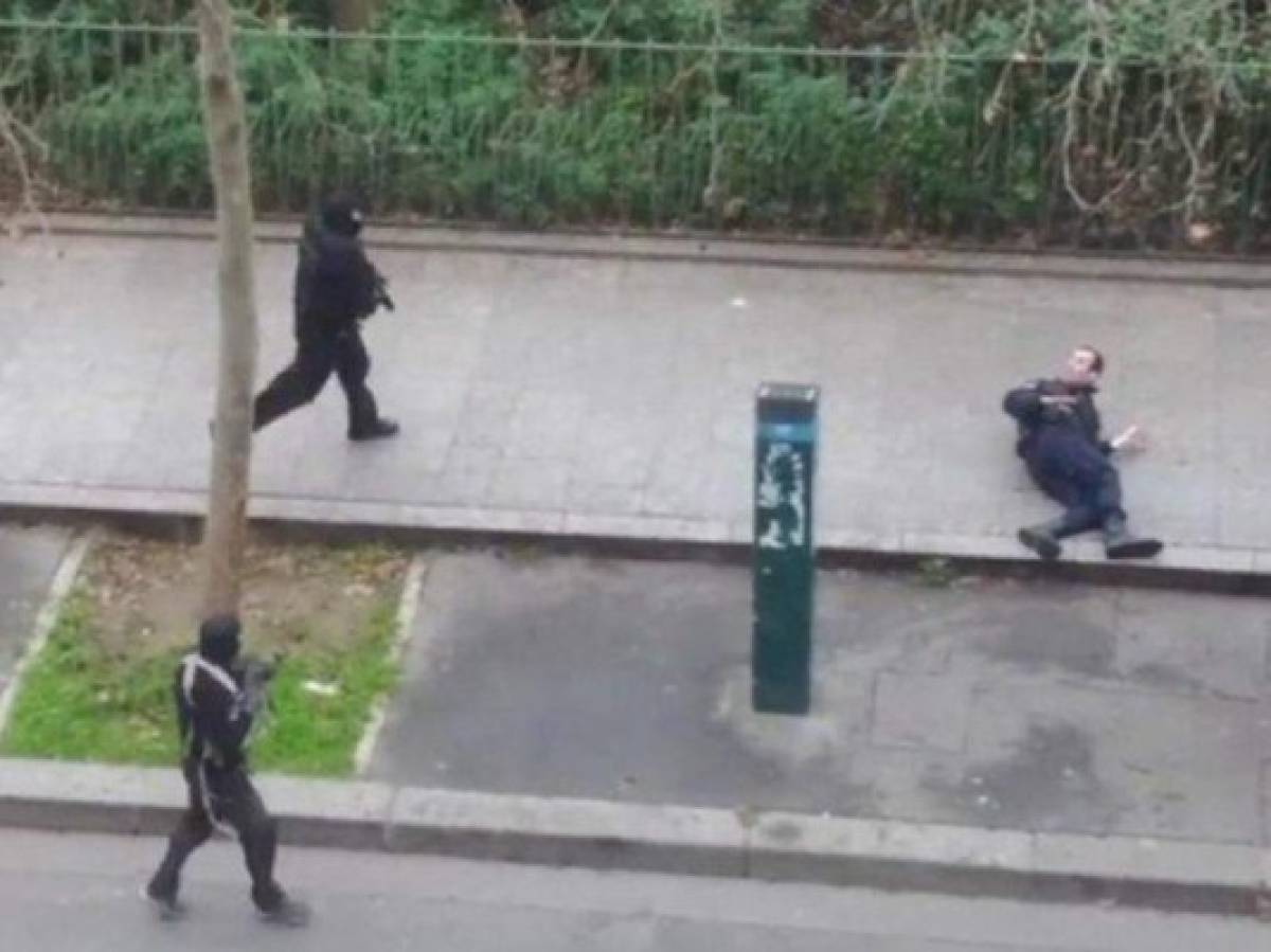 Terroristas remataron a un policía francés en plena calle de París