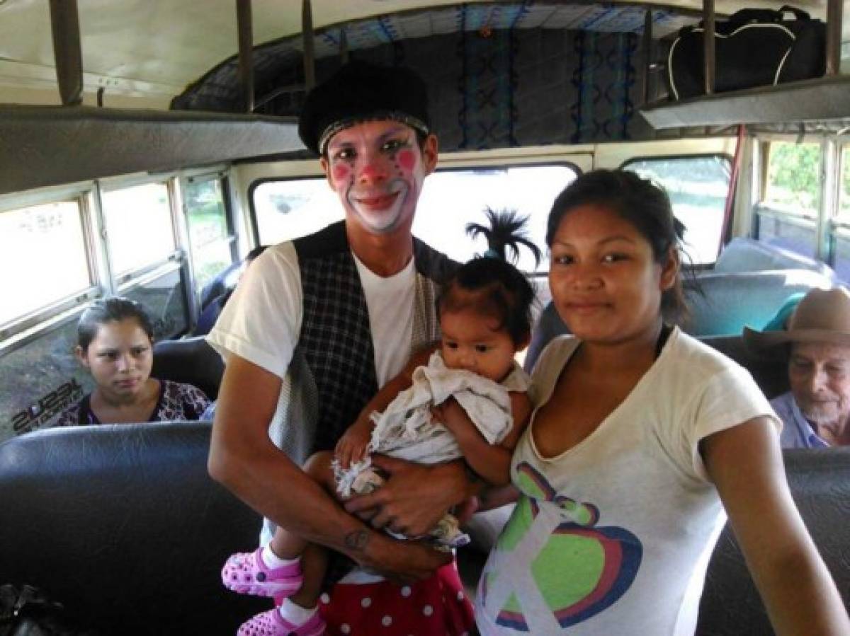 Con su hija en brazos pareja de hondureños se roba sonrisas en la calle