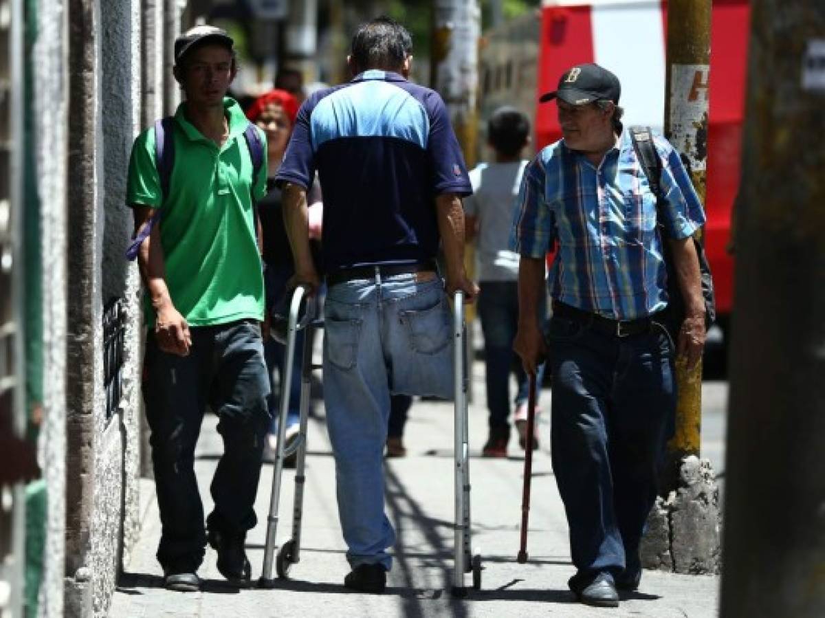 A la mano de Dios circulan personas con discapacidad en la capital de Honduras