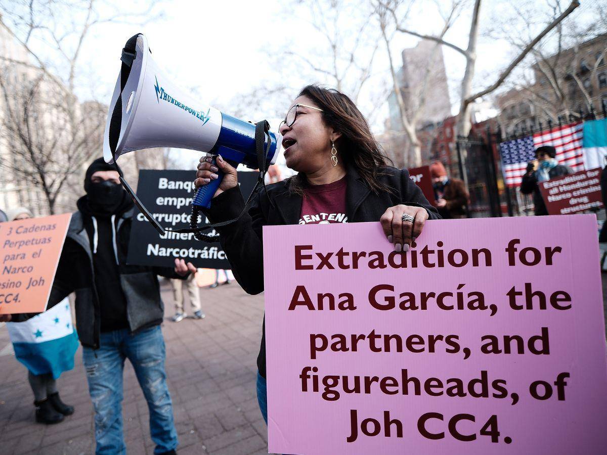 $!Hondureños protestan afuera de la Corte de Nueva York previo al juicio de JOH