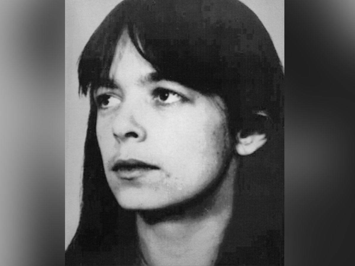 $!Daniela Klette, hoy de 65 años, en una imagen de 1988 distribuida por la policía alemana.