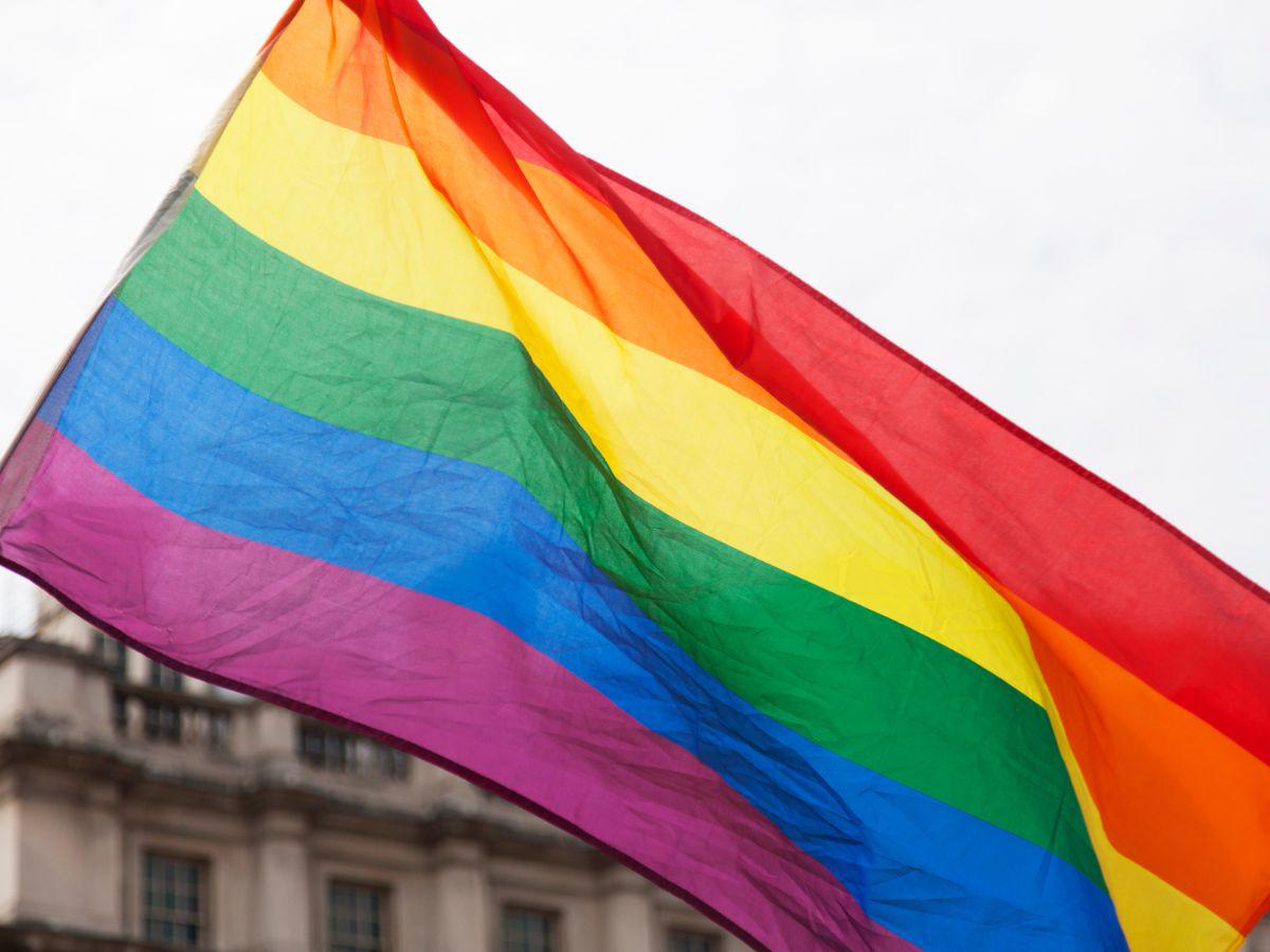 Prohíben izar bandera LGBT en las embajadas de Estados Unidos