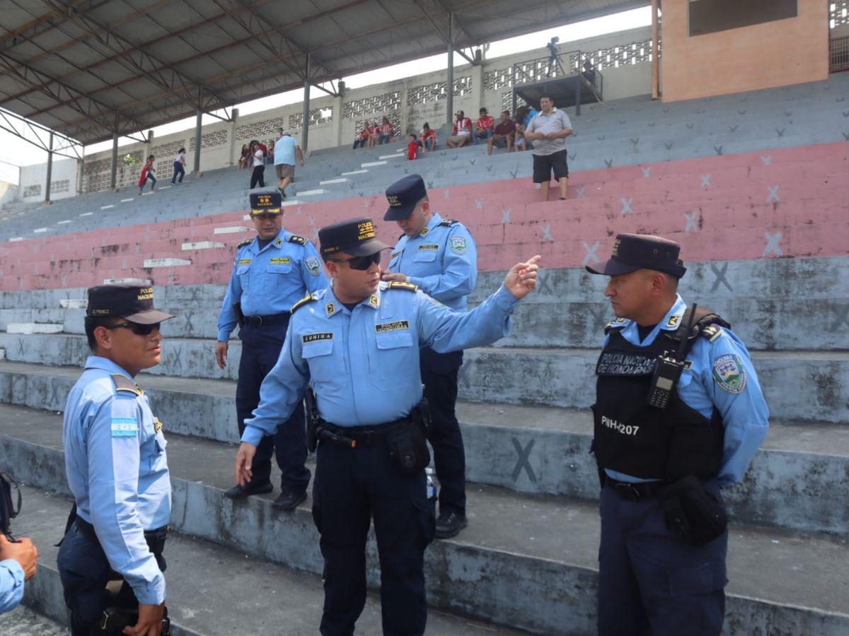 Autoridades policiales fijando medidas de seguridad en el Estadio Ceibeño.