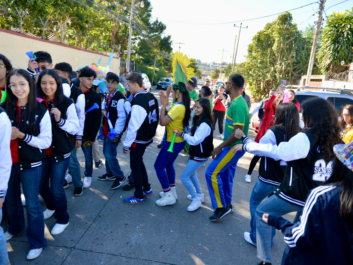 Al ritmo de la samba, la batucada Samzumbao impregnó de ambiente el ingreso de los Seniors 2024 a las instalaciones de la Interamerican School.