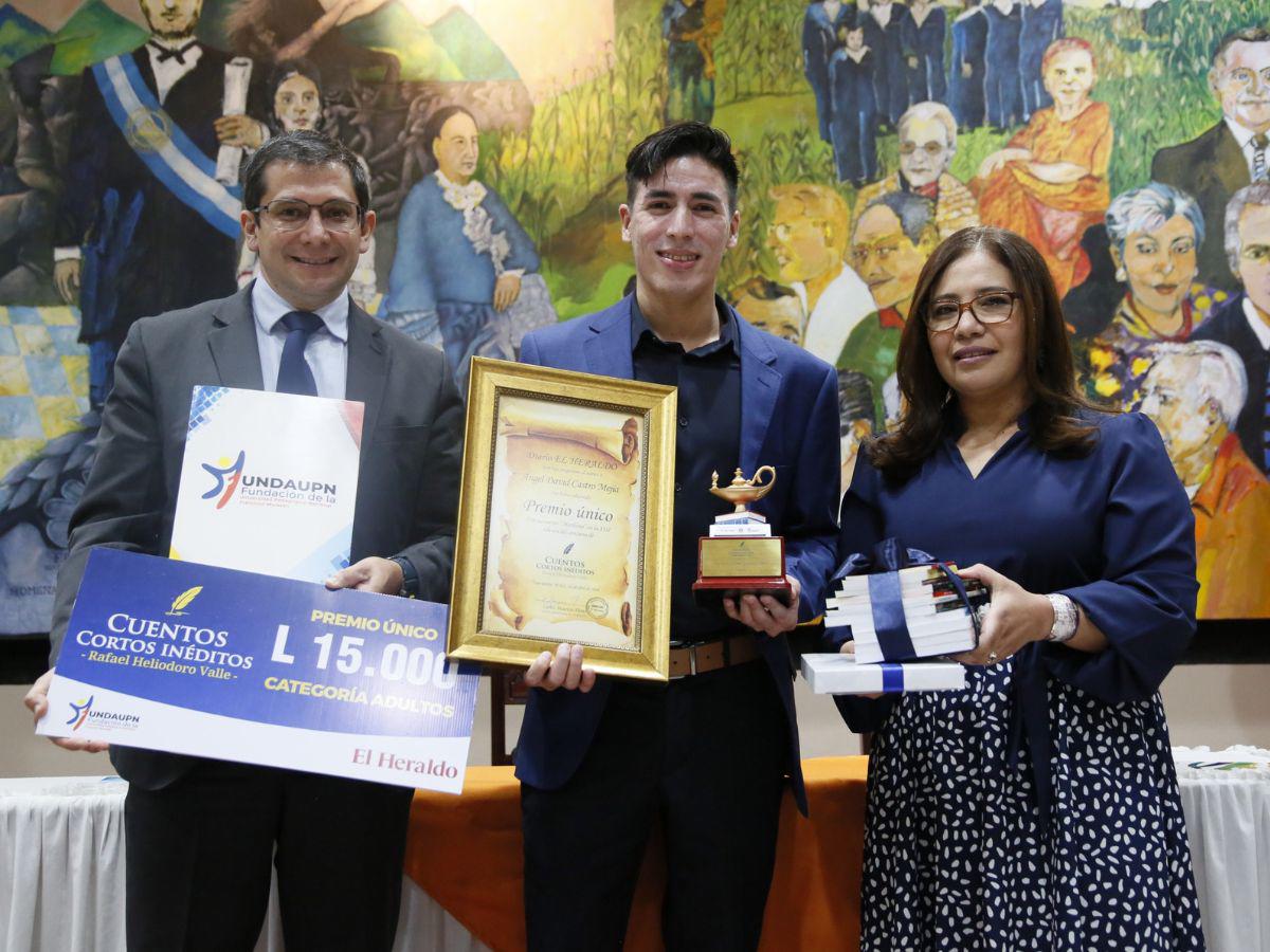 Ángel David Castro se alzó con el Premio Único en la categoría de adultos. Junto a él, Jinmy Bertrand y Glenda Estrada.