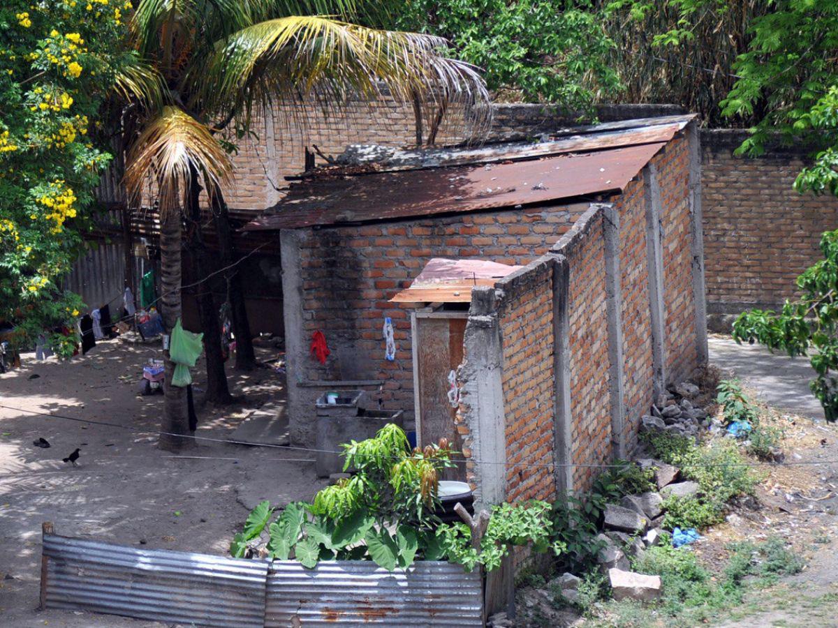 ¿Cuáles son los niveles de pobreza en el Distrito Central y San Pedro Sula?