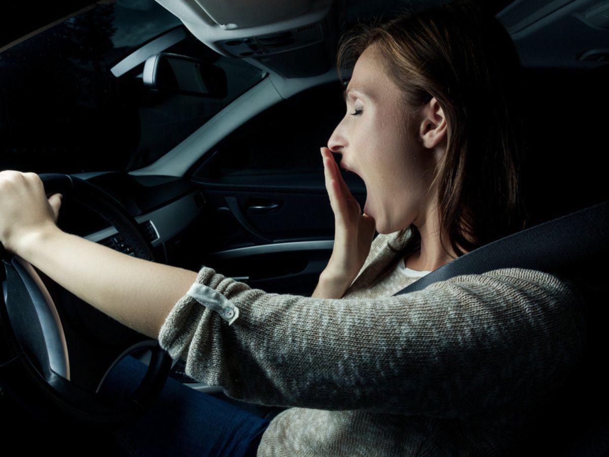 Conducir con sueño podría provocar que pierda el control del carro y termine en un accidente.