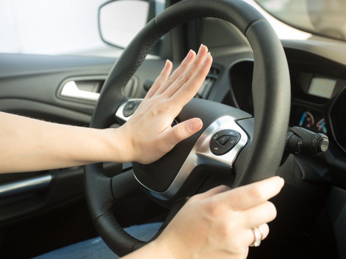 Evite perder los estribos y pitar con rabia porque podría entrar en conflicto con otros conductores.