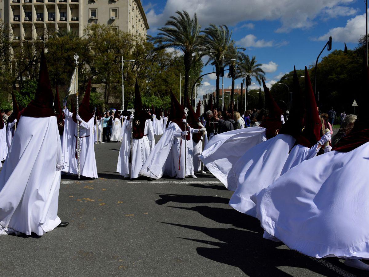 La lluvia obliga a cancelar procesiones de Semana Santa en España