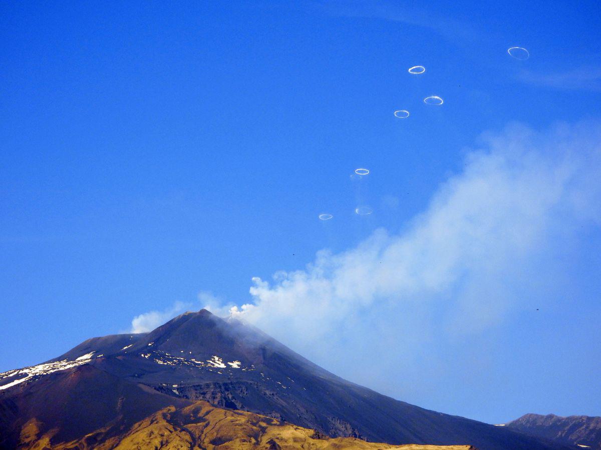 Debido a su morfología, el volcán Etna expulsa estos anillos en períodos determinados.