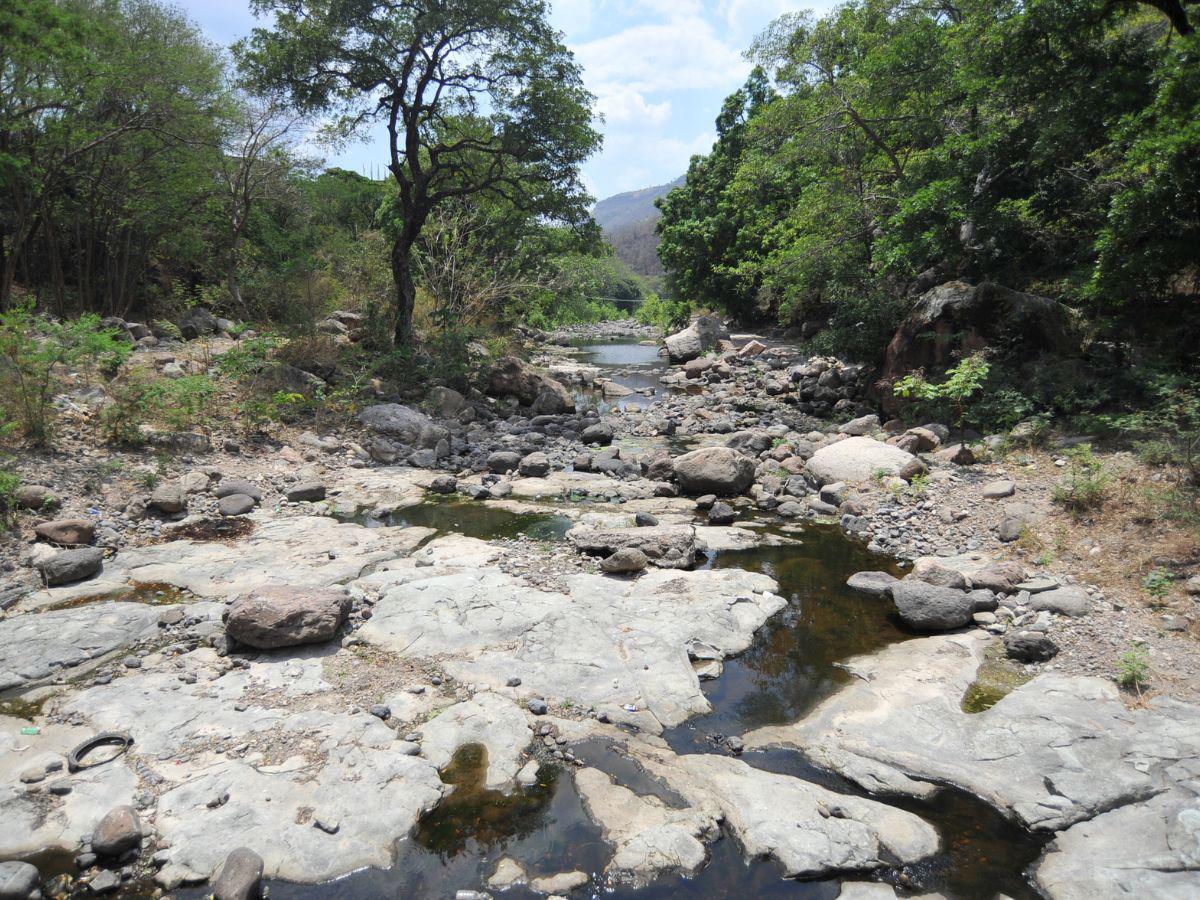 $!El nivel de agua del río Las Cañas ha bajado considerablemente. Los pobladores que viven en la parte baja son los que más sufren.