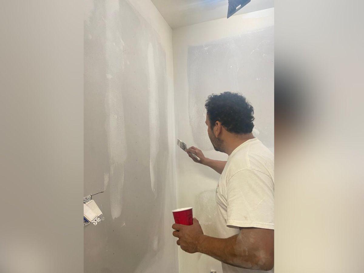 Martínez en plena labor de pintado, en un proyecto por el que fue contratado.