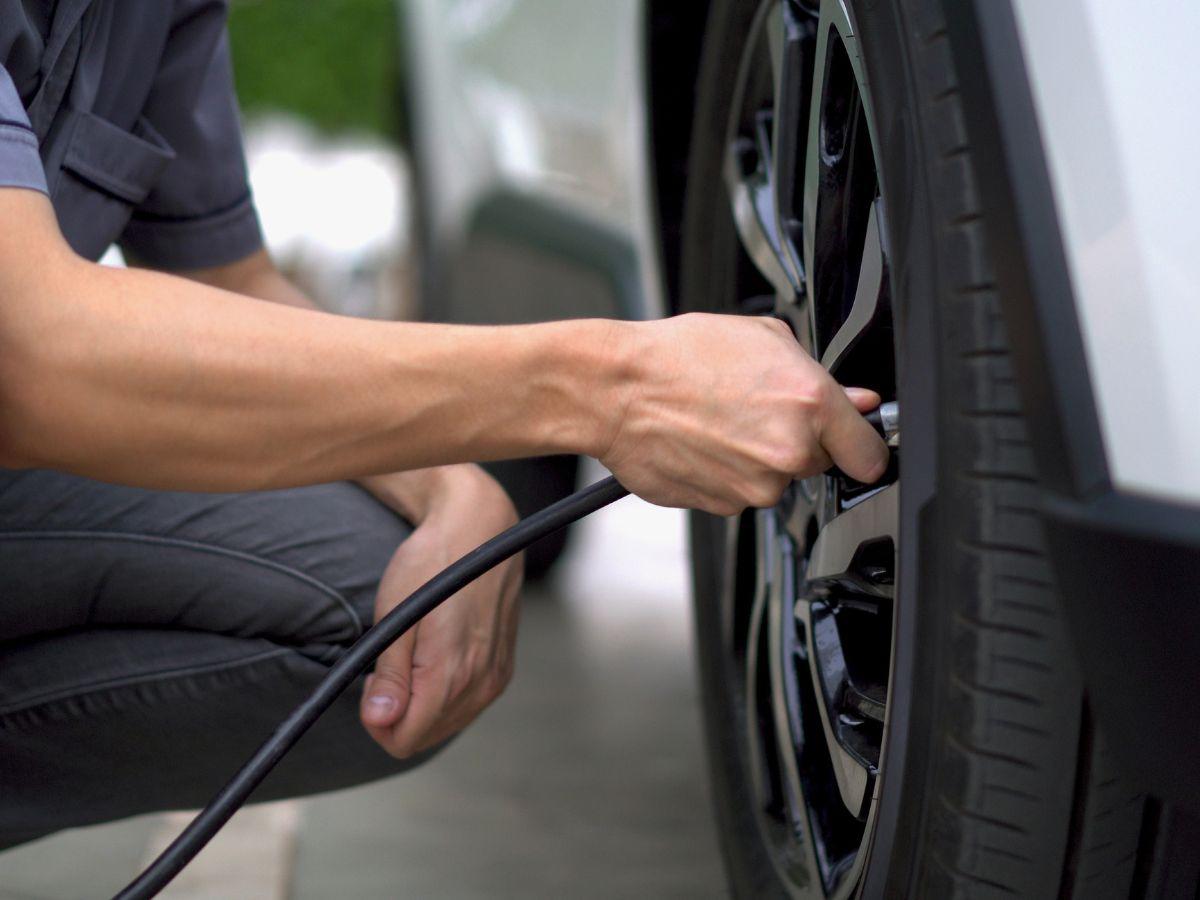 La presión desigual o incorrecta de los neumáticos, o el desgaste irregular de los mismos puede afectar la estabilidad del carro.