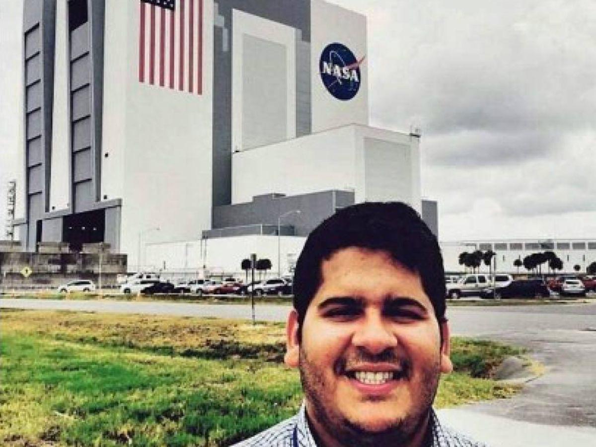 Luis Bográn, ingeniero de software que trabaja en Centro Espacial de la NASA.