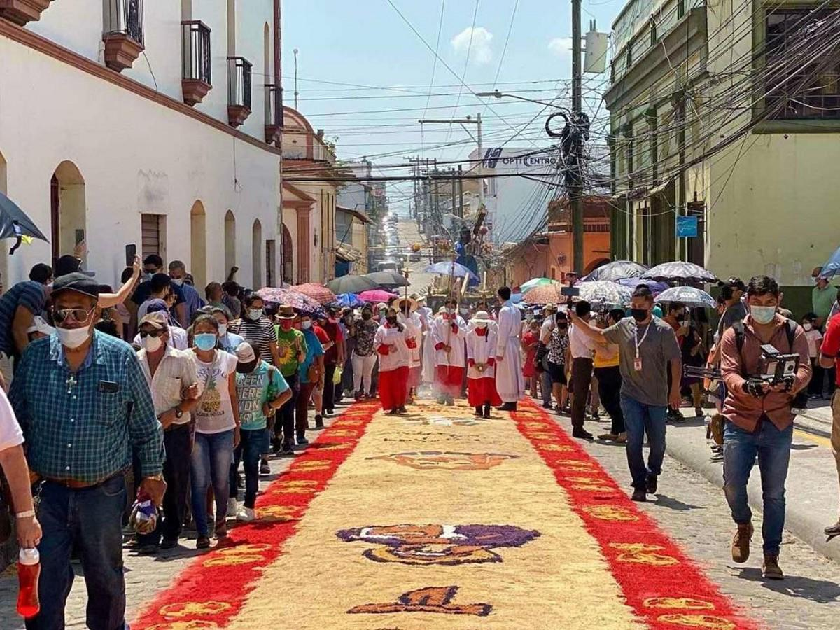 La elaboración de alfombras y procesiones durante la semana mayor atrae un gran número de turismo religioso nacional y extranjero.