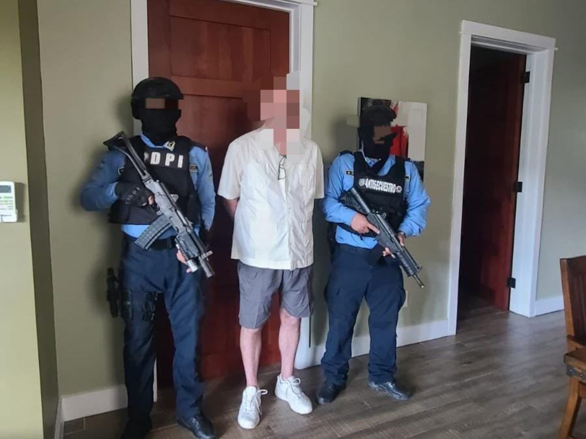 Capturan a dos extranjeros y un hondureño acusados de integrar red de trata de personas en Roatán