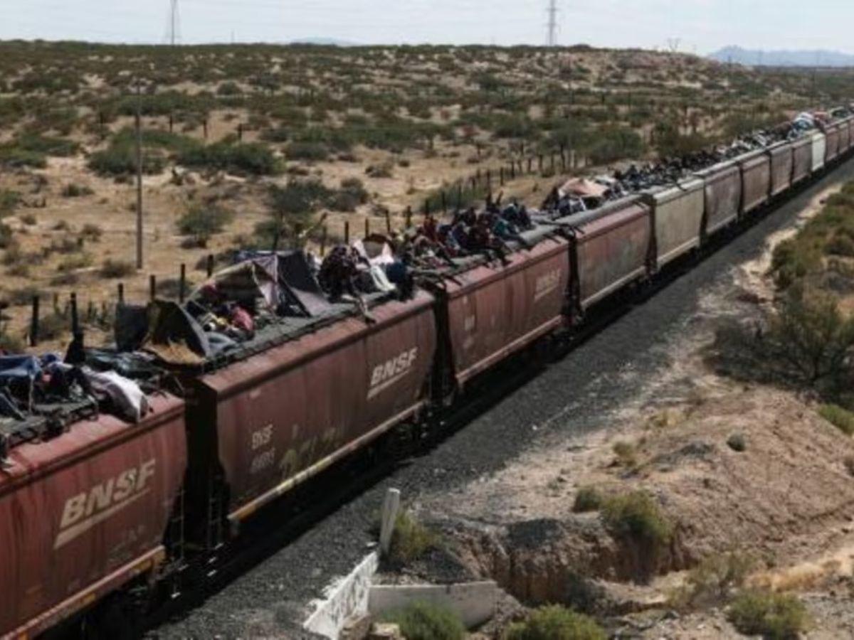 Más de mil migrantes cruzan en tren hacia la frontera con Estados Unidos