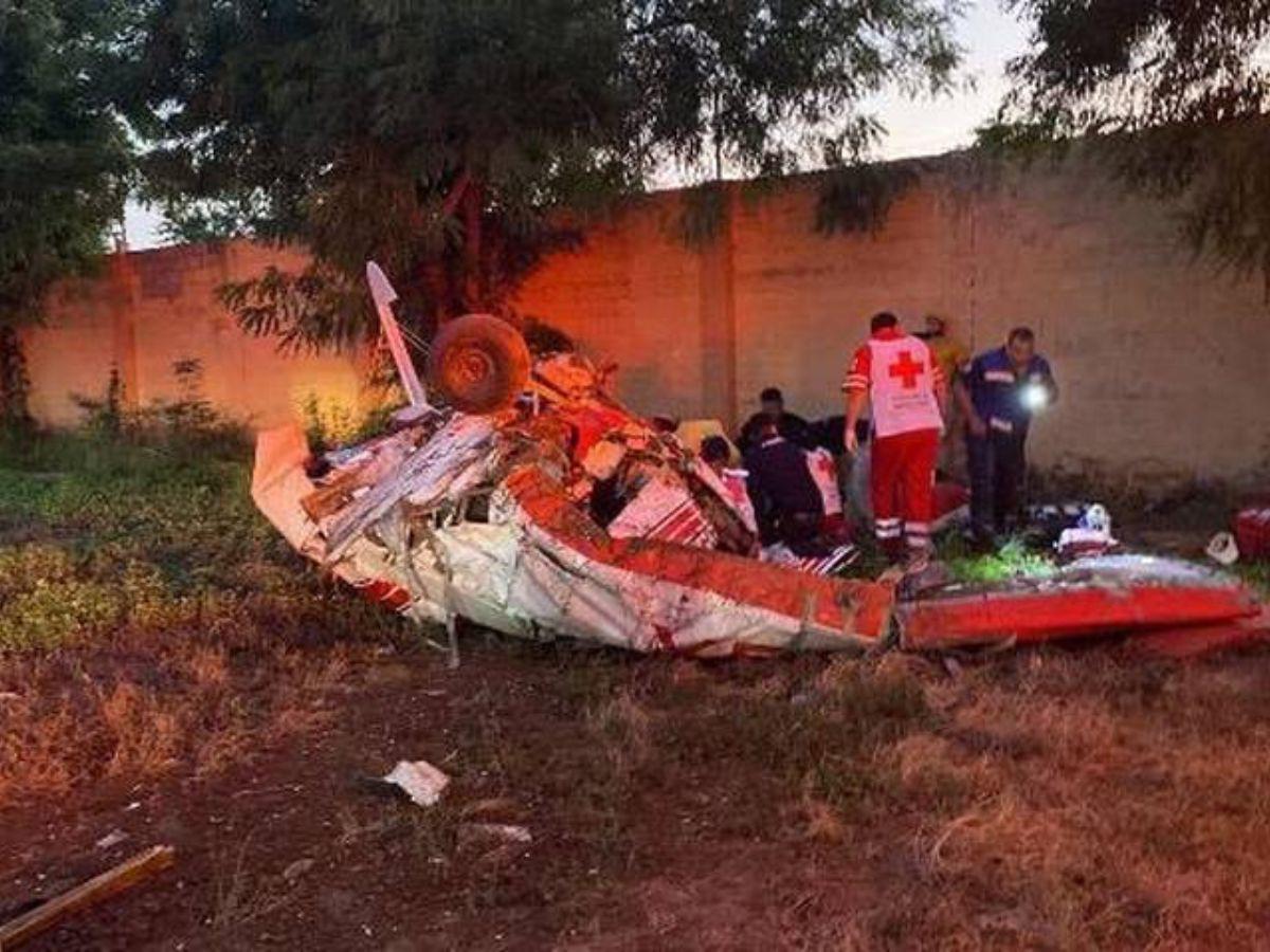 El piloto fue rescatado y trasladado a un hospital pero murió.