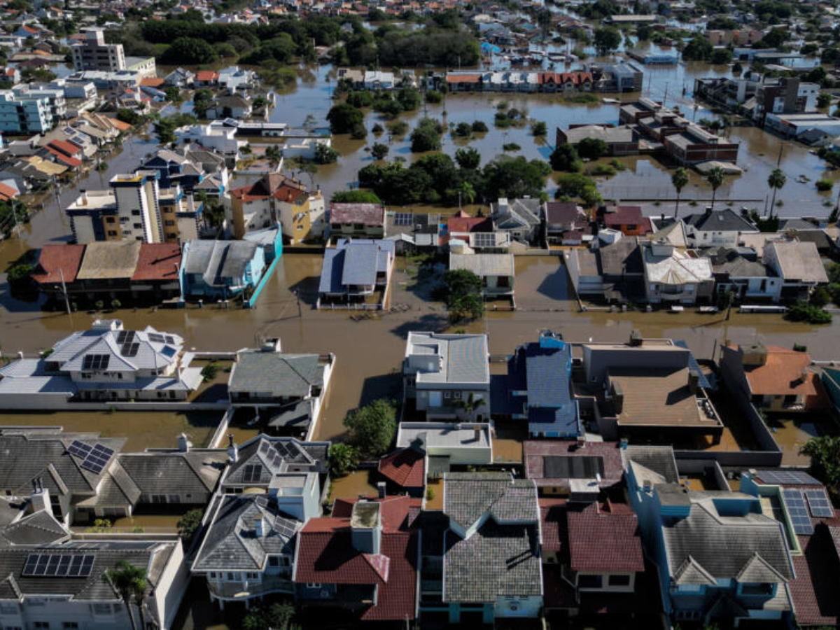 Muertes por inundaciones en Brasil suben a 100; lluvias interrumpen rescates