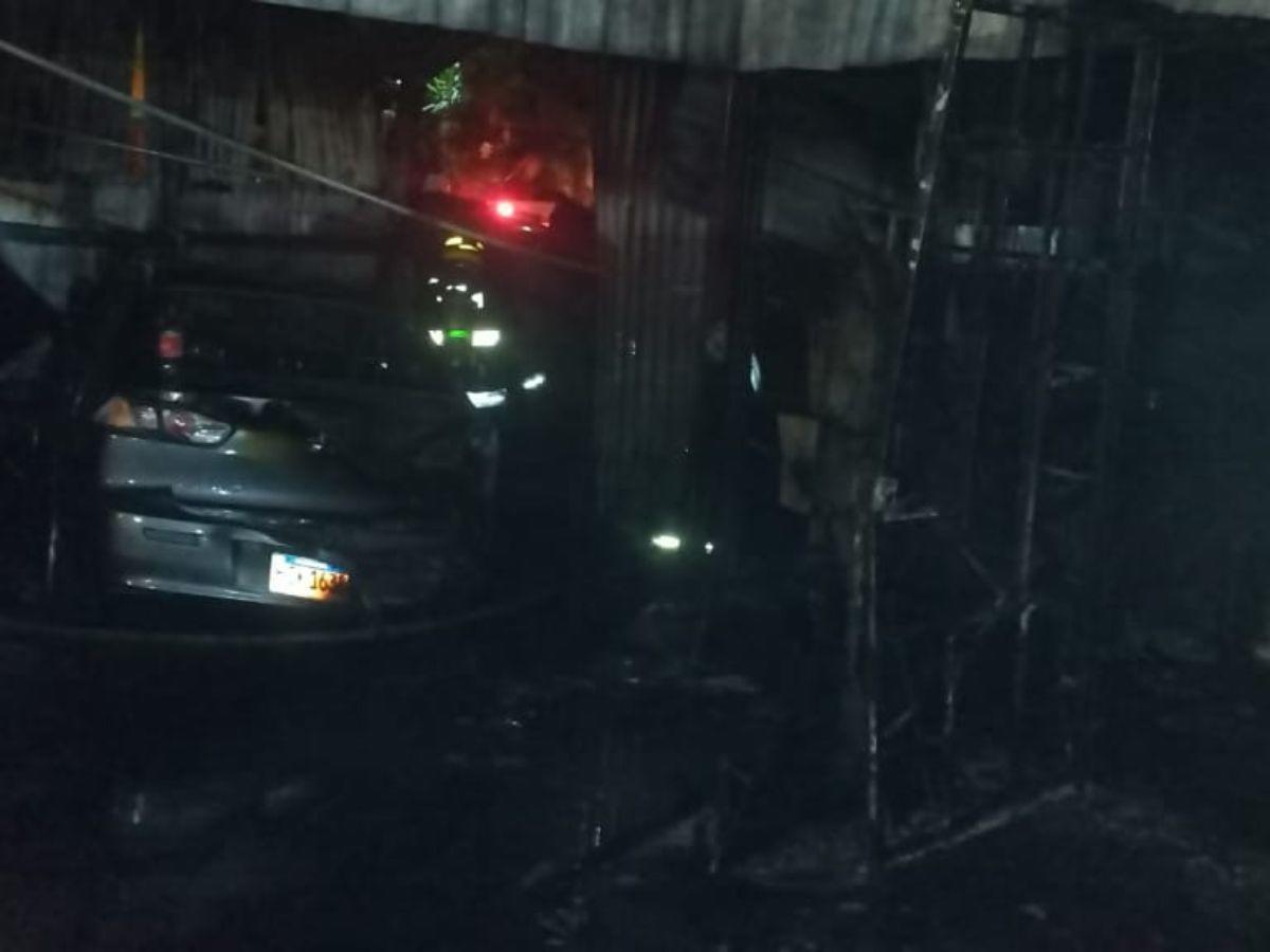 Incendio consumió por completo un taller mecánico en Tegucigalpa
