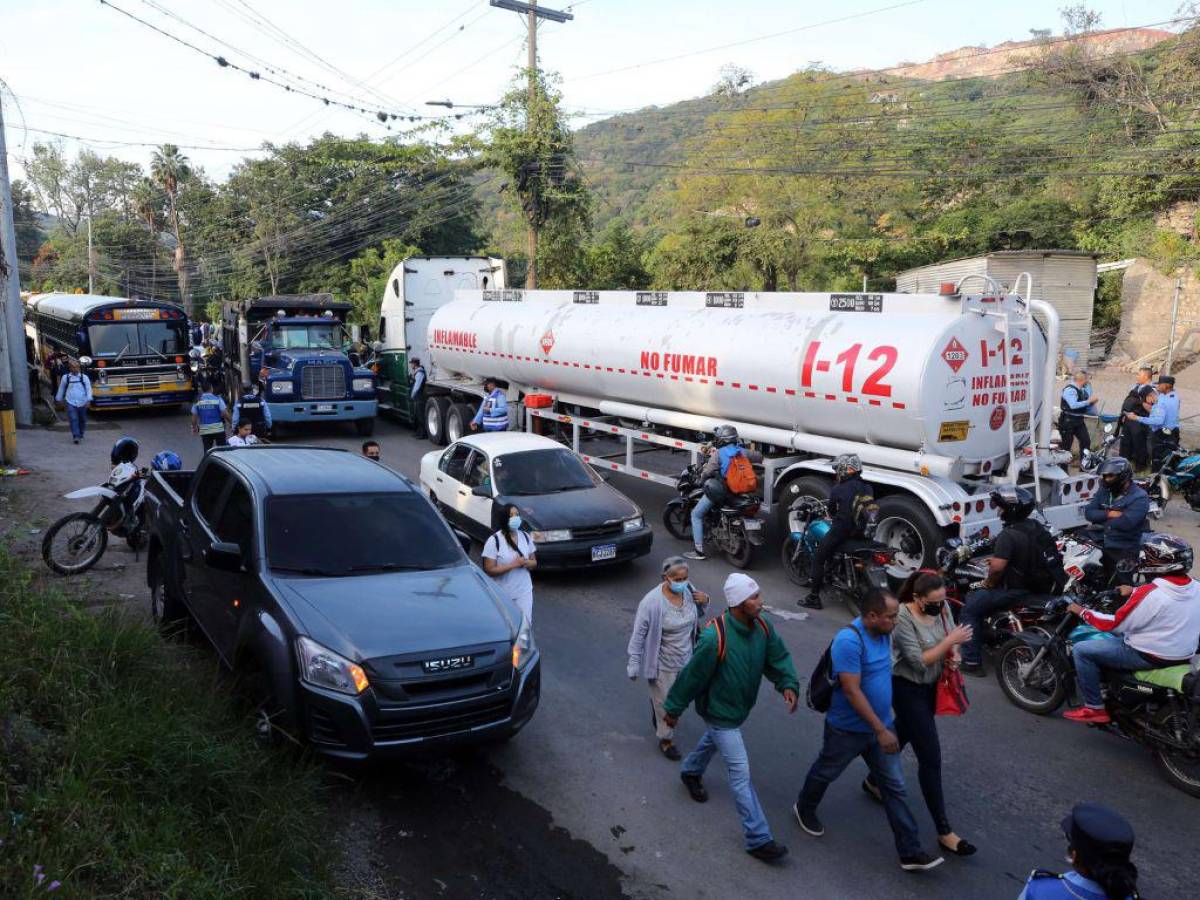 Hasta cuatro horas de tráfico se hacen al día en salida al sur de Tegucigalpa