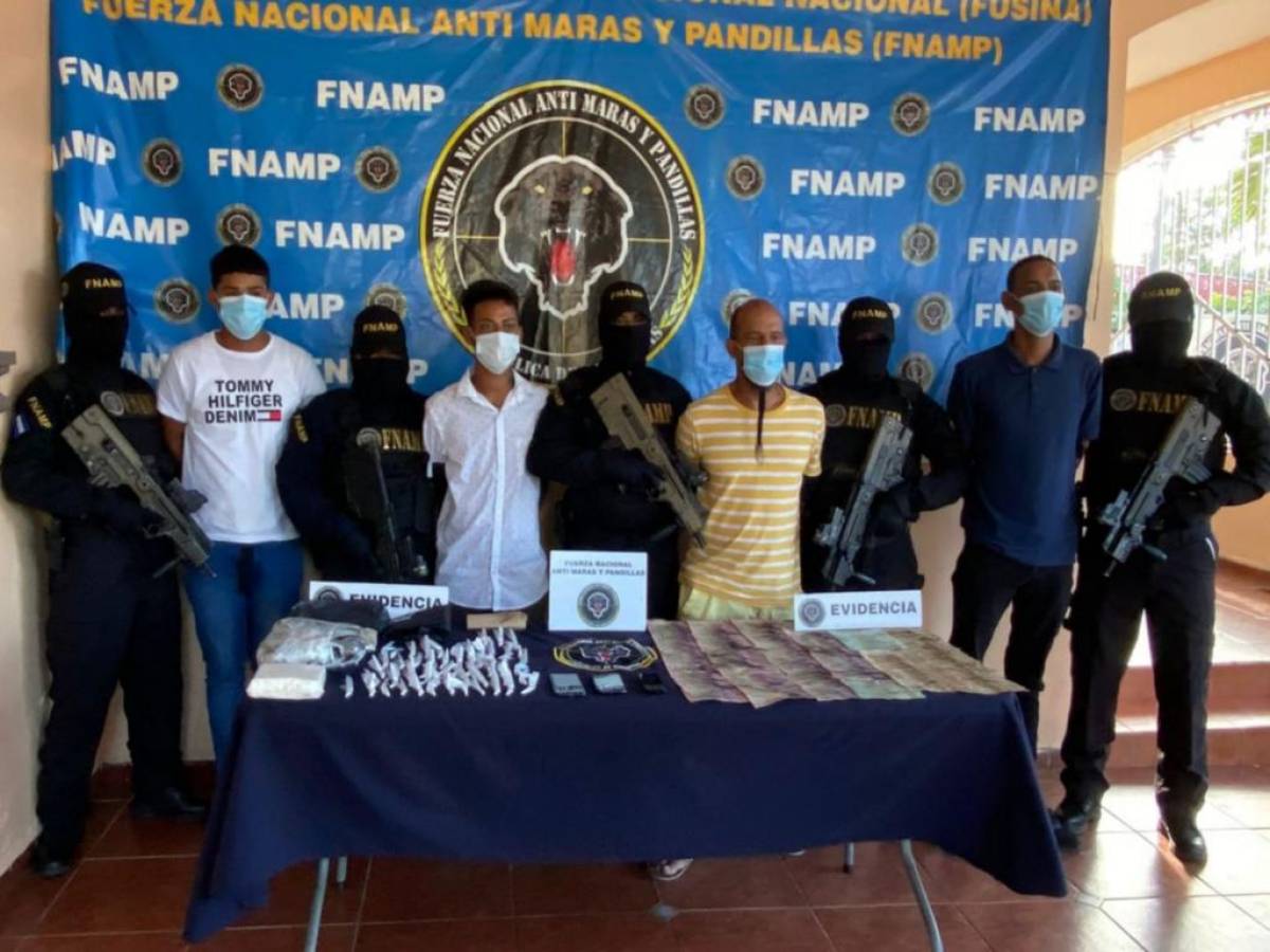 Caen cuatro presuntos pandilleros con dinero, droga y un taxi en La Ceiba