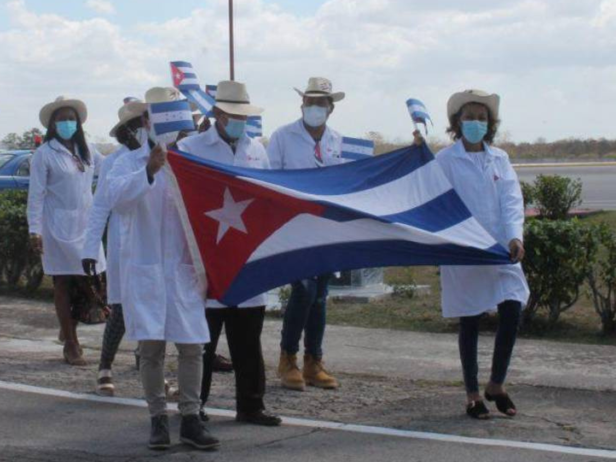 Los médicos cubanos ya se integran al Hospital Escuela para atender a la población