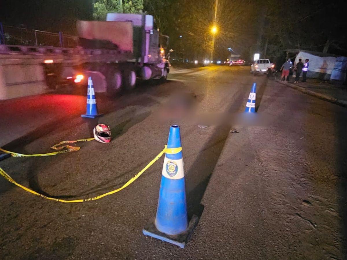Motociclista muere arrollado por una rastra en Villanueva, Cortés