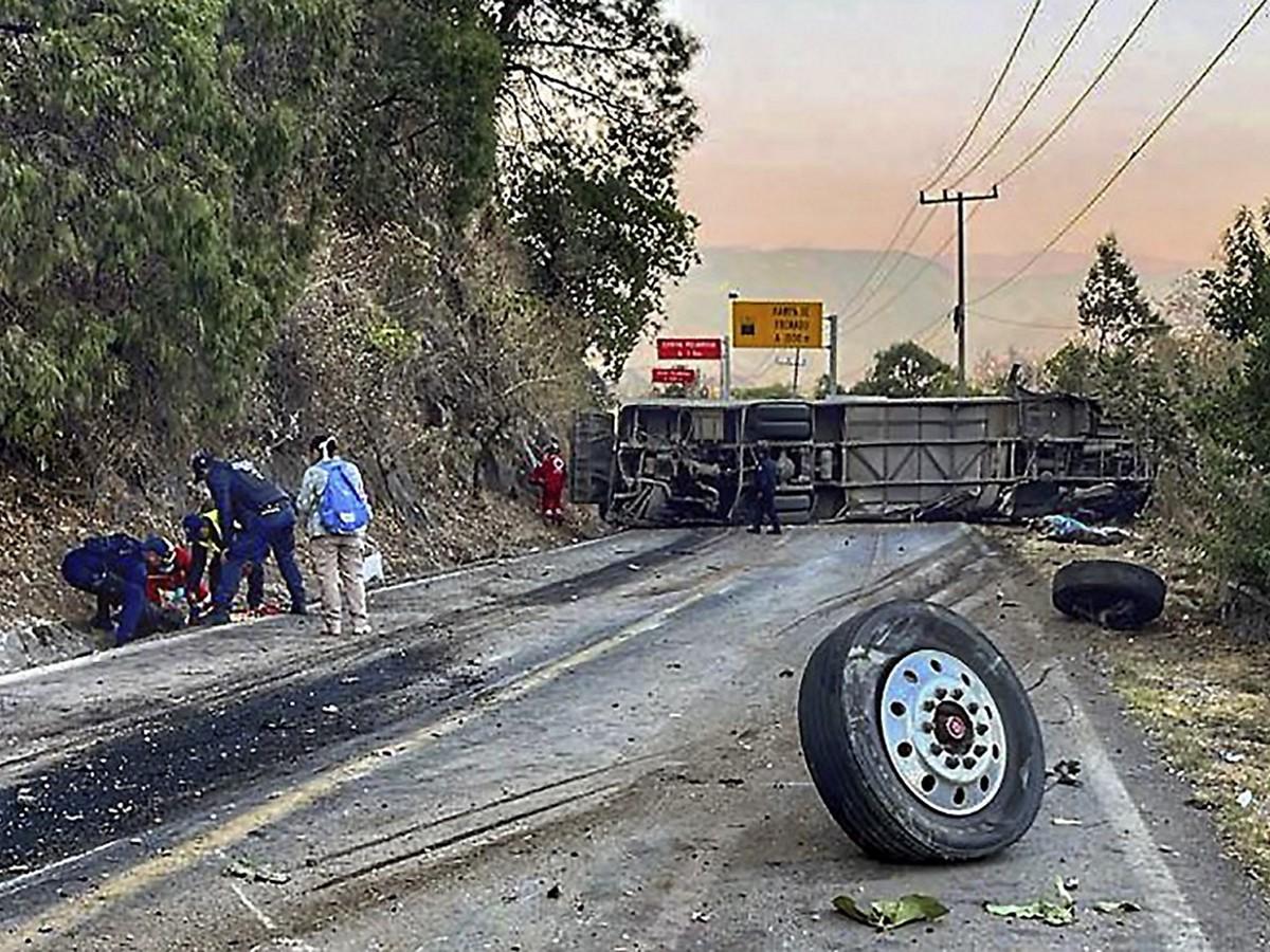 Volcamiento de bus deja 14 muertos en México