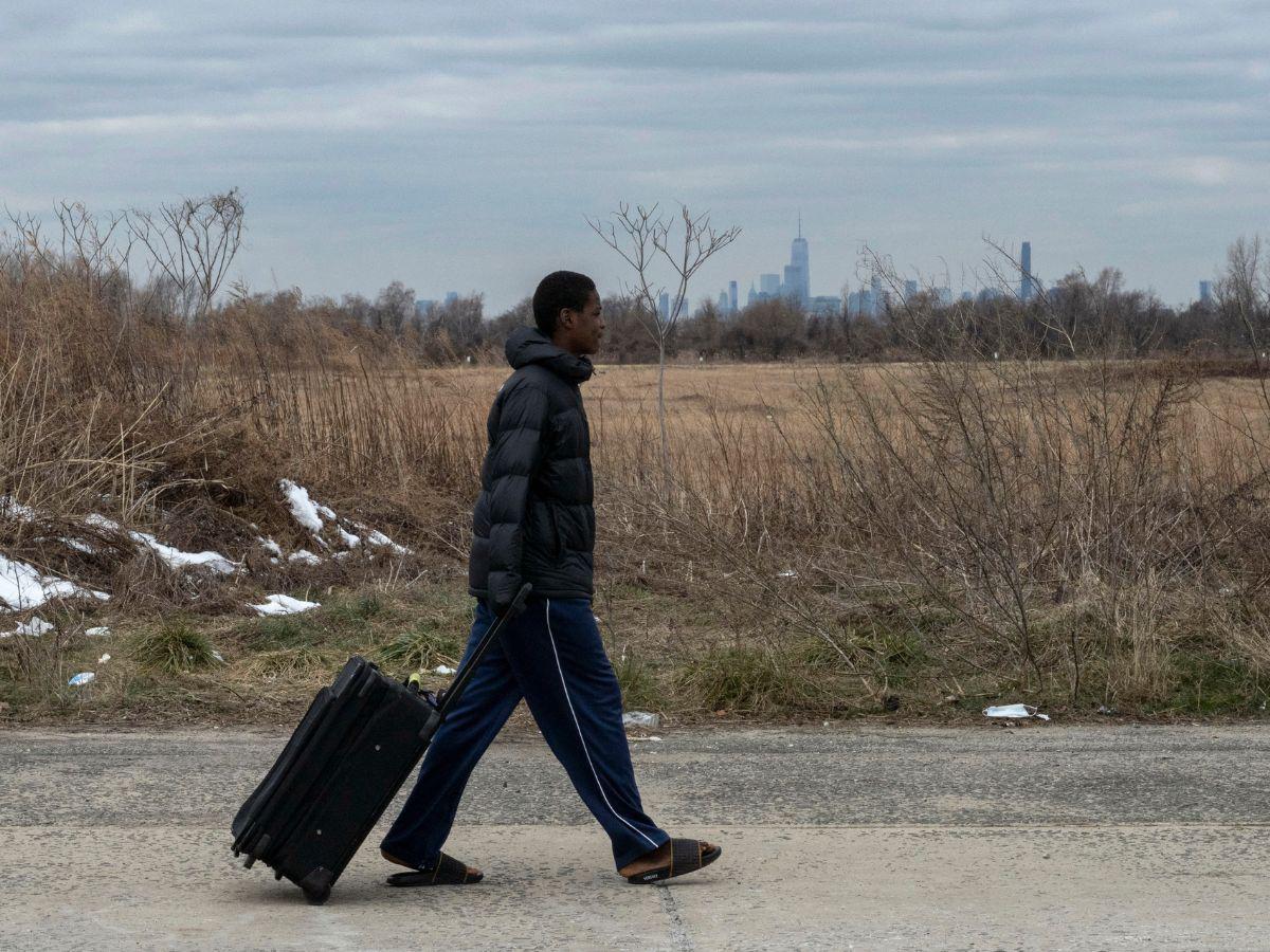 Campamento aislado de Nueva York simboliza la crisis migratoria