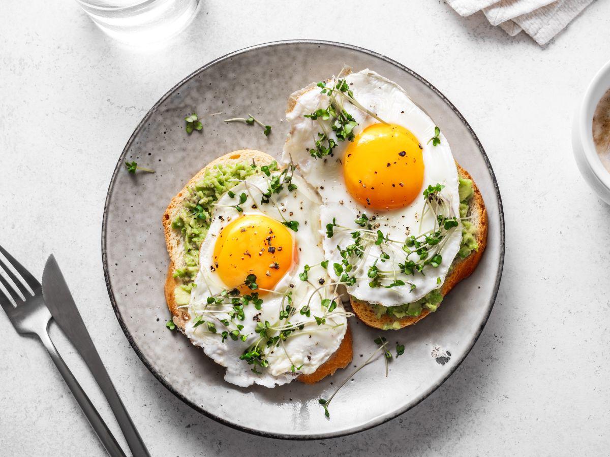 ¿Qué beneficios tiene el huevo en el desayuno?