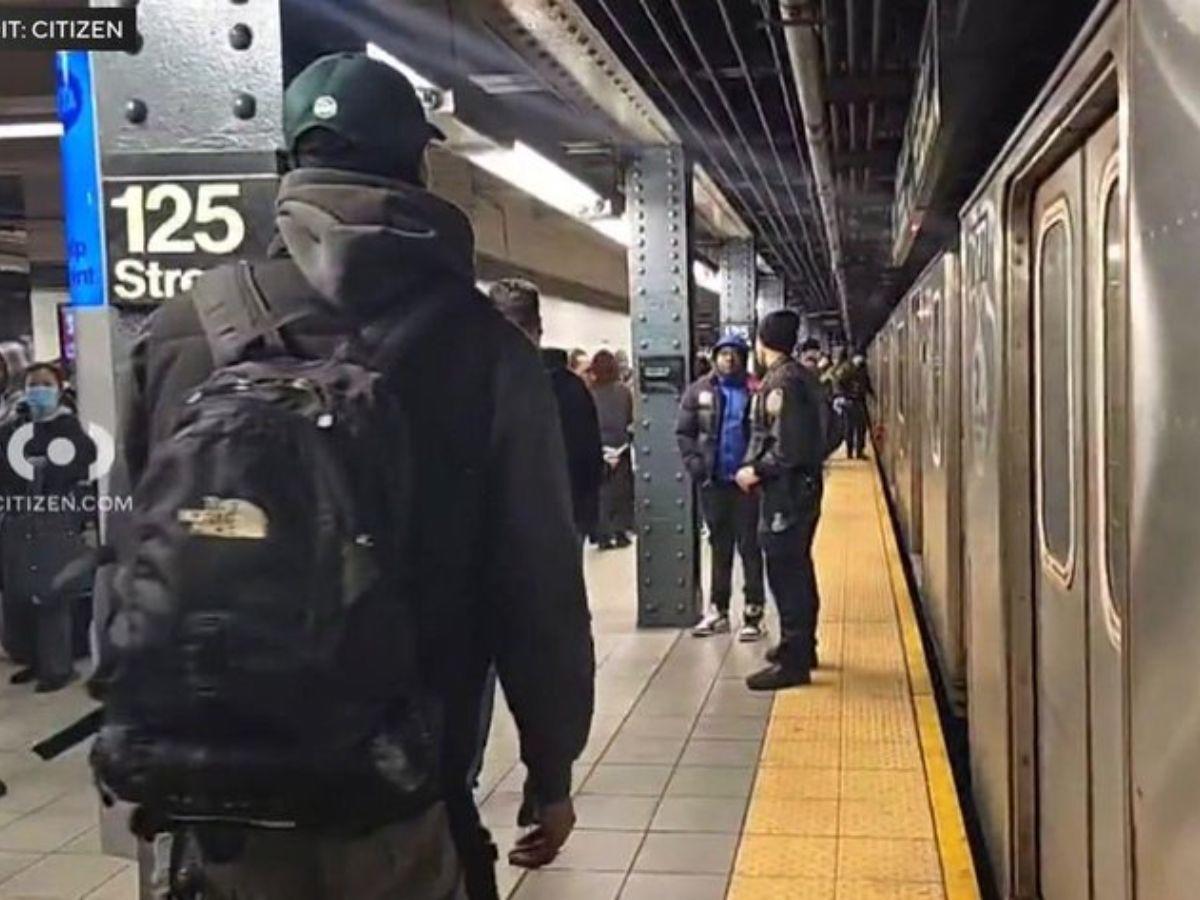 Hombre muere al ser empujado a las vías del metro de Nueva York
