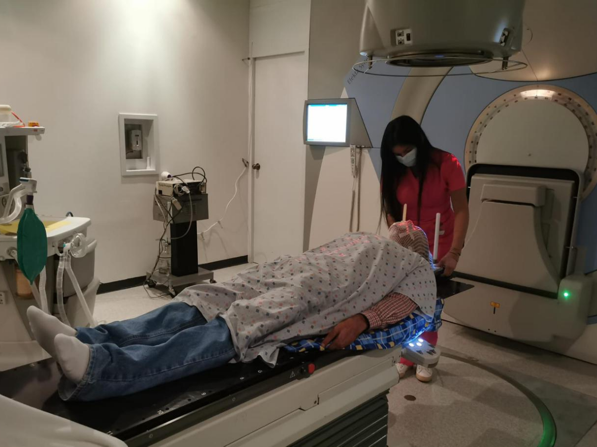 Pacientes oncológicos reciben radioterapias en el Enma Romero
