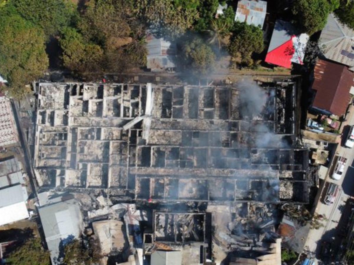 Vista aérea de la devastación en el Hospital de Roatán.