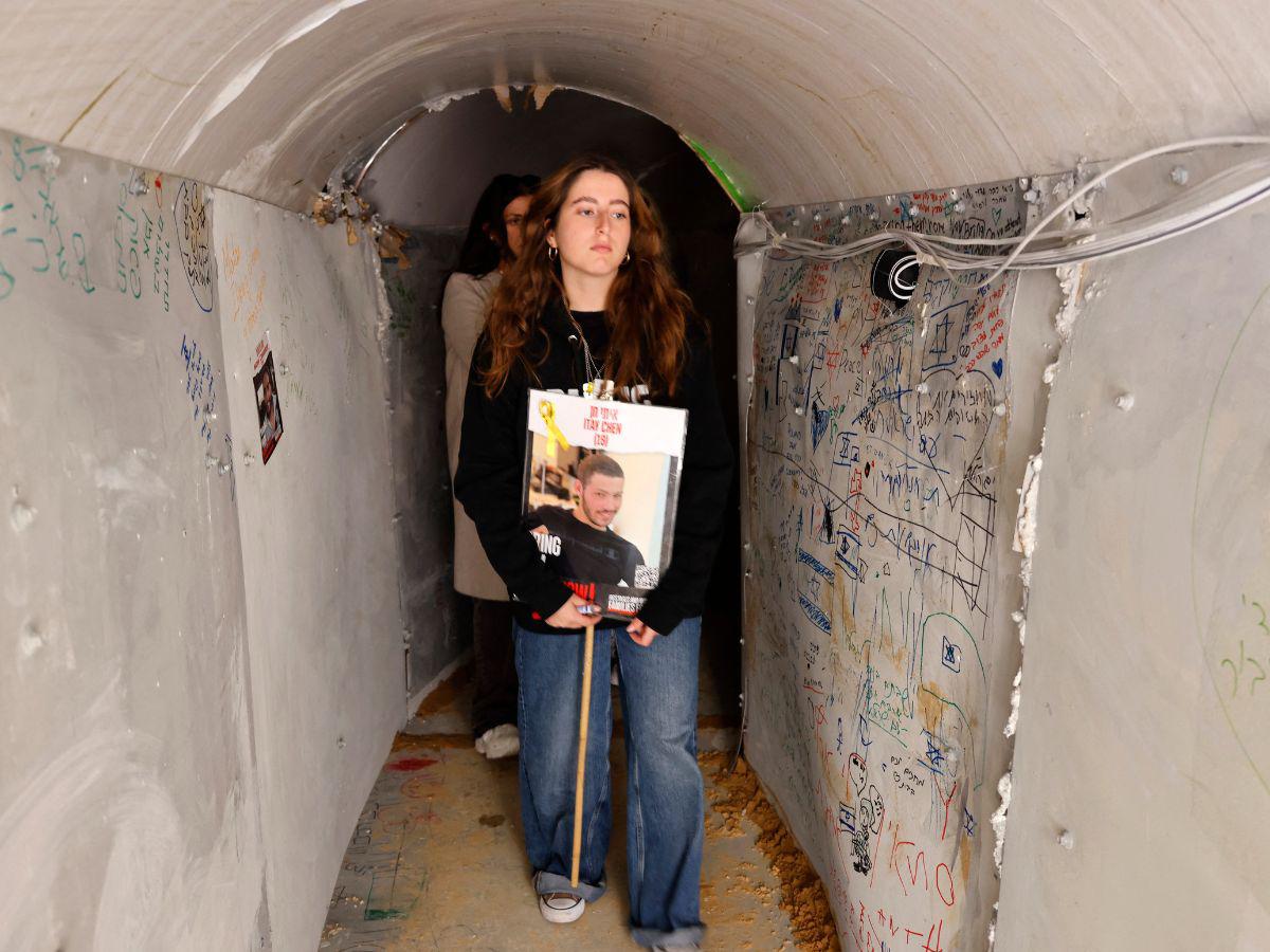 Familiares de rehenes israelíes reconstituyen túneles de Hamás