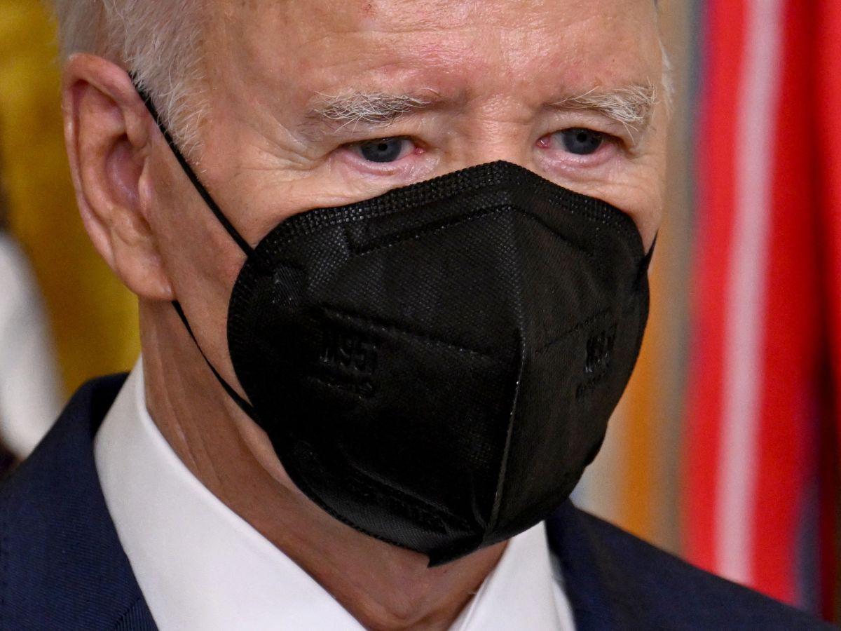 Biden usa mascarilla luego de que su esposa contrajo covid
