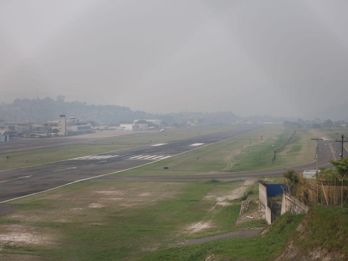 Hasta 15 vuelos diarios cancelan en el aeropuerto Toncontín por humo