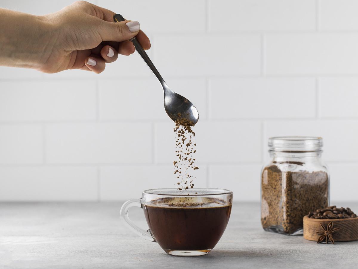 <i>Cuando los granos de café molidos entran en contacto con agua caliente, los sabores, aromas y compuestos solubles del café se disuelven y se transfieren al líquido.</i>