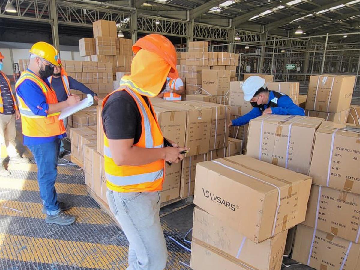 <i>El personal inspecciona minuciosamente las cajas como parte de sus esfuerzos para combatir el contrabando.</i>