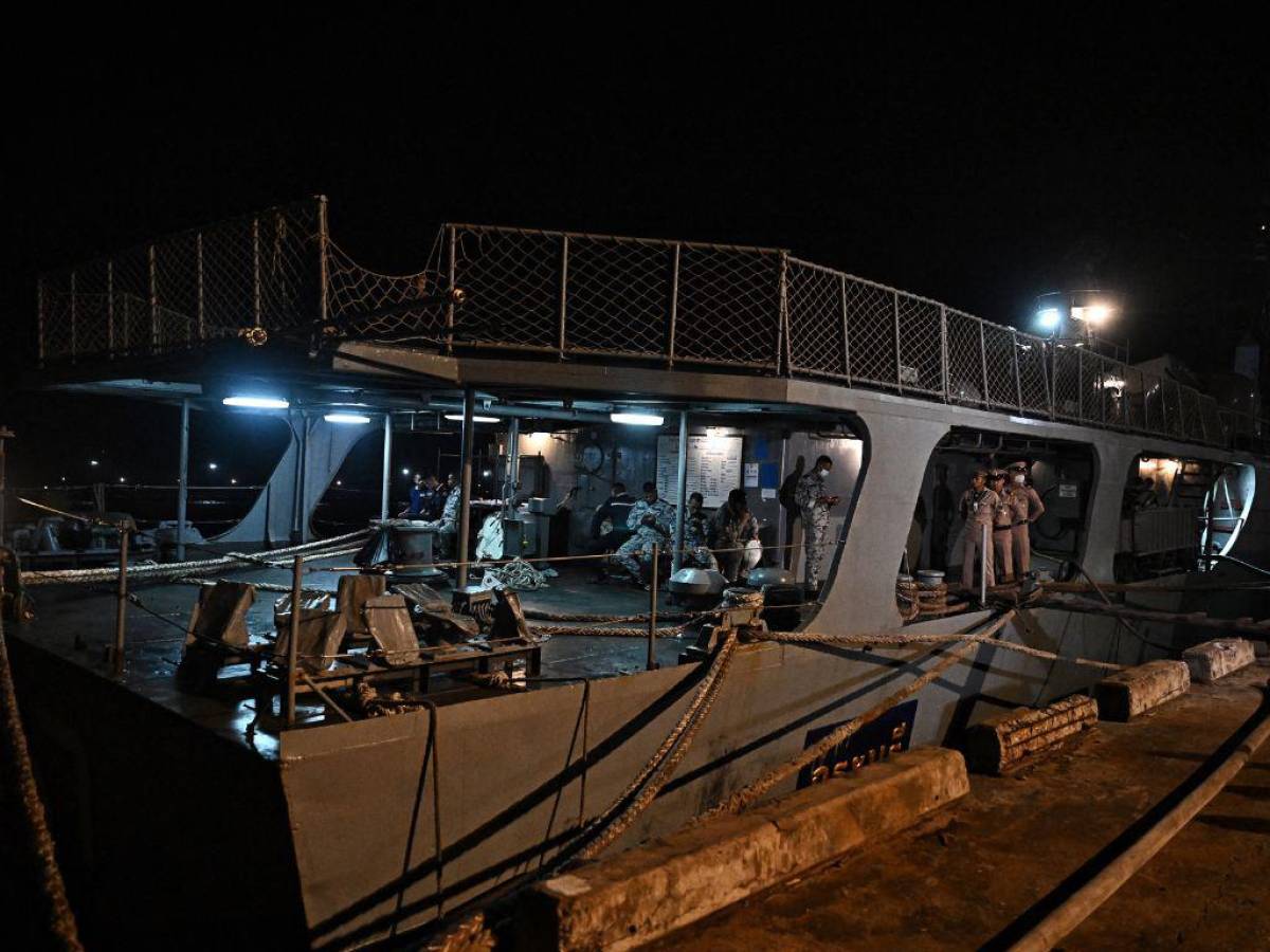 Tailandia busca rescatar a más de 31 marinos desaparecidos tras naufragio de un buque militar