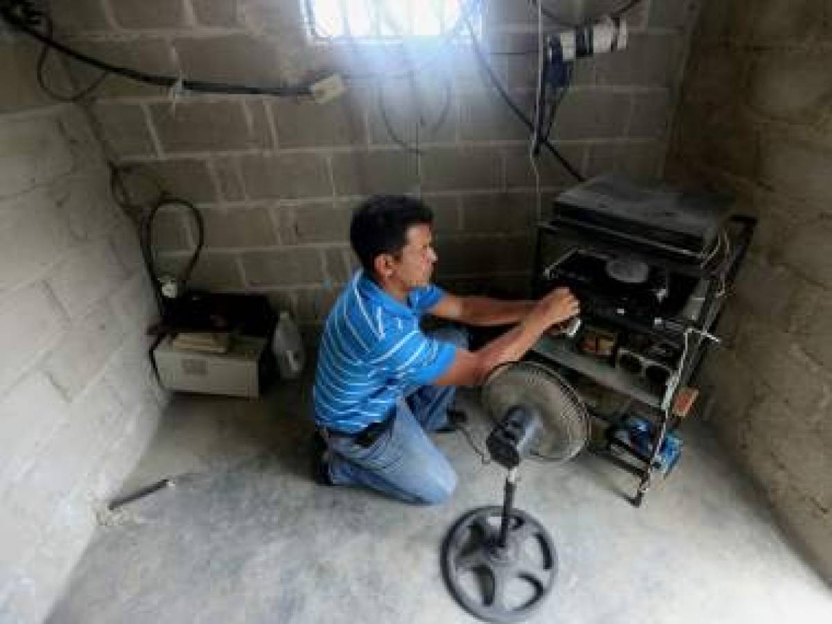entro de la humilde vivienda está el generador que les permite conectar desde una lámpara, el teléfono móvil y un ventilador hasta el aparato de televisión. Fotos de Johny Magallanes / El Heraldo.