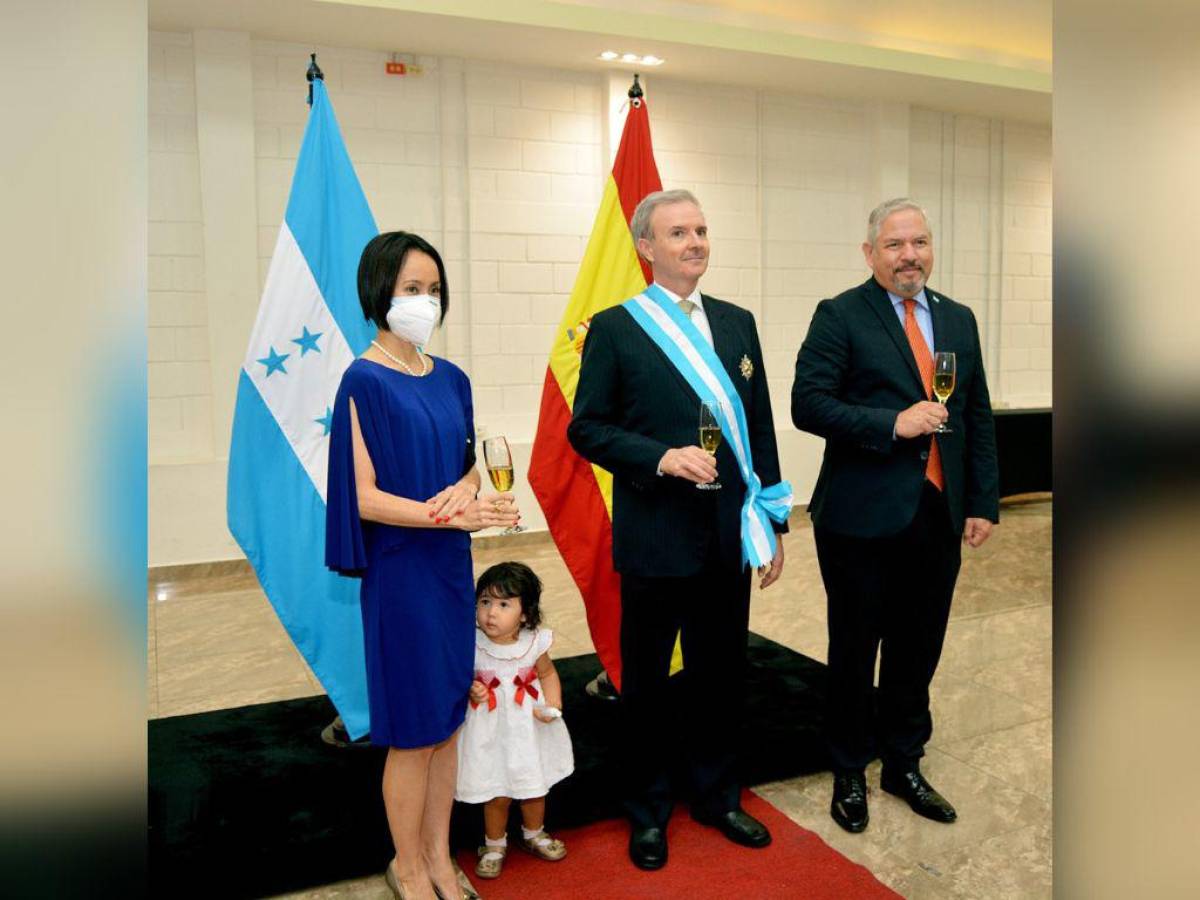 El embajador Guillermo Kirkpatrick de la Vega, su esposa Naomi, su pequeña hija, Jimena y el canciller hondureño.