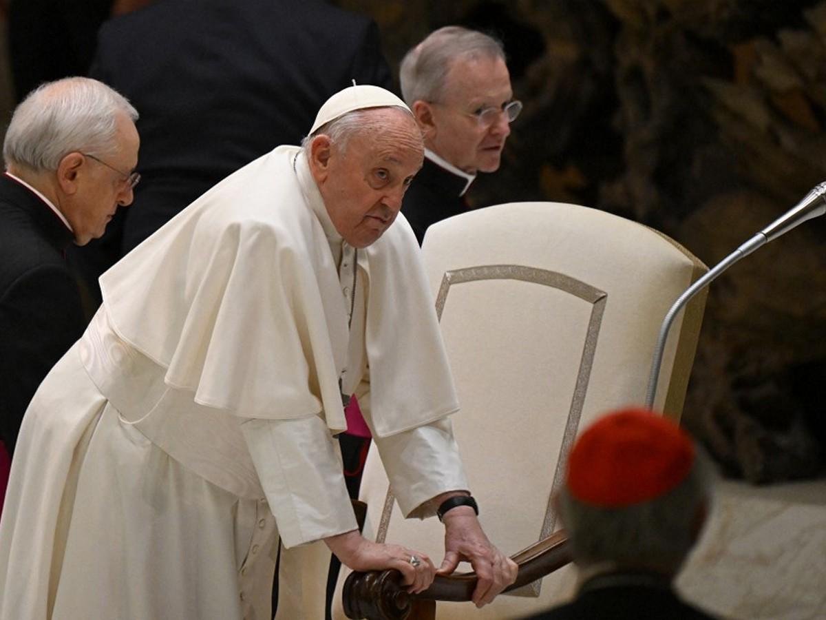 De regreso al Vaticano el papa Francisco tras dejar hospital
