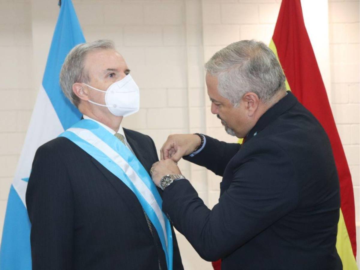 Condecoran con la “Orden Francisco Morazán” a Guillermo Kirkpatrick, embajador de España en Honduras