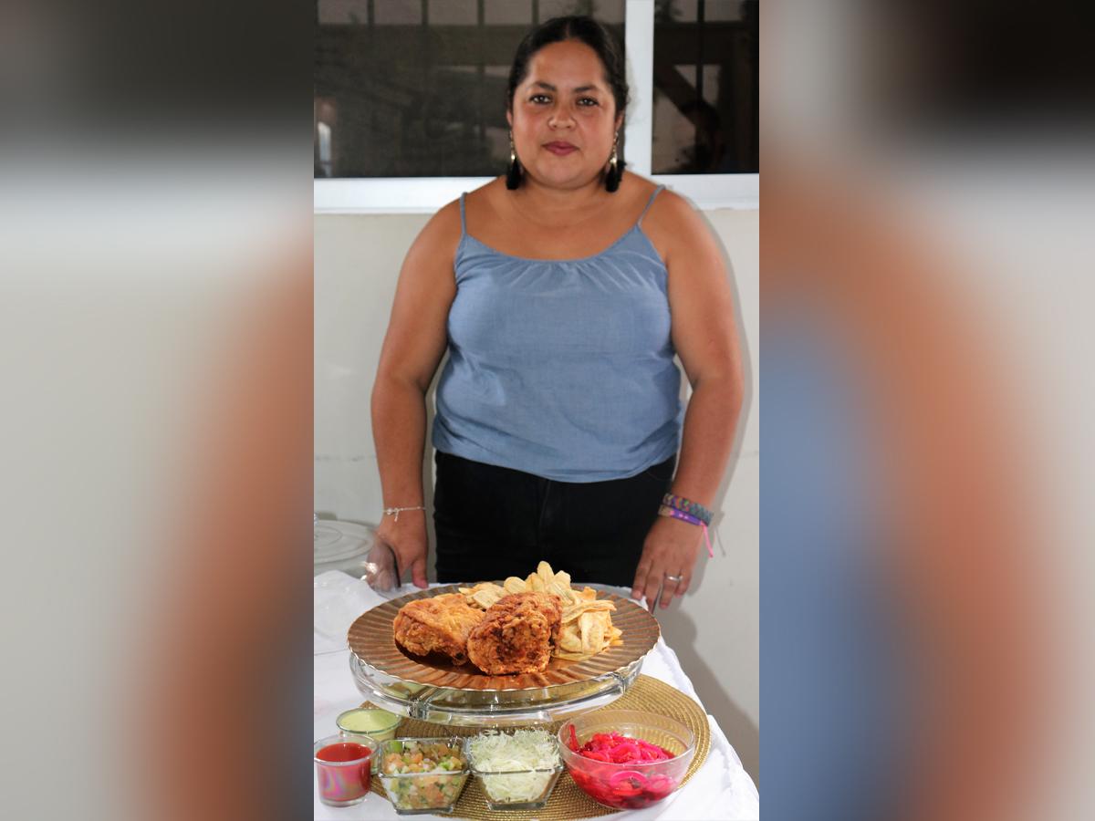 Rosy Ramírez se dedica a la venta de pollo frito.
