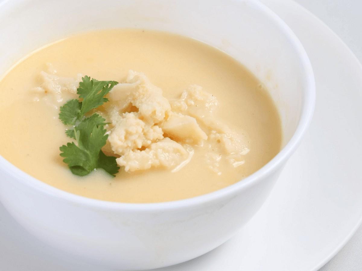 Algunos cocineros prefieren un caldo más espeso y otros agregan un toque de color a la sopa de caracol añadiendo achiote a la receta.