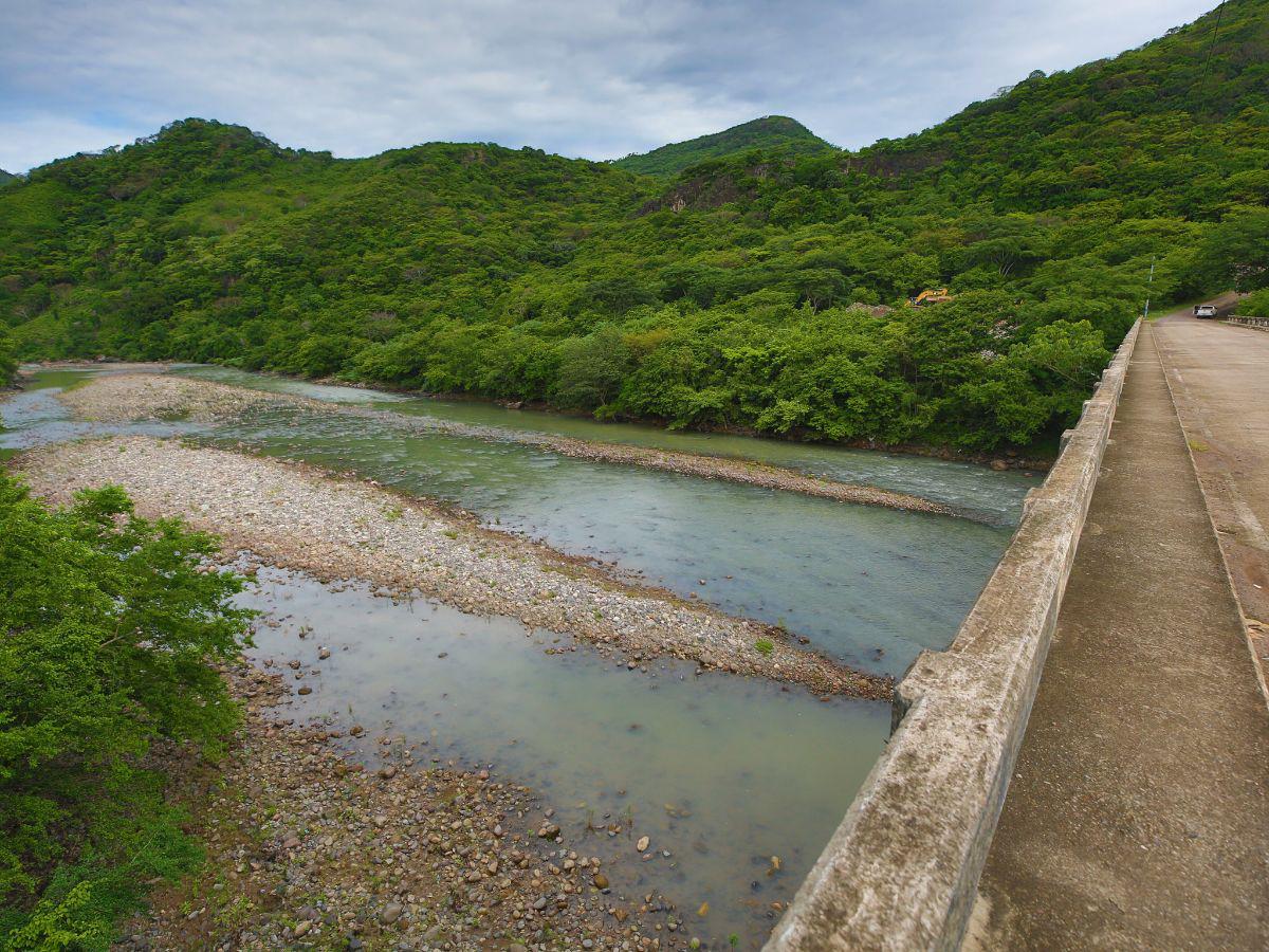 $!Con las lluvias, los ríos que atraviesan los municipios de sur de Francisco Morazan y Valle, ubicados en el denominado corredor seco, recuperan su caudal, pero la amenaza de una crisis alimentaria persiste entre los pobladores.